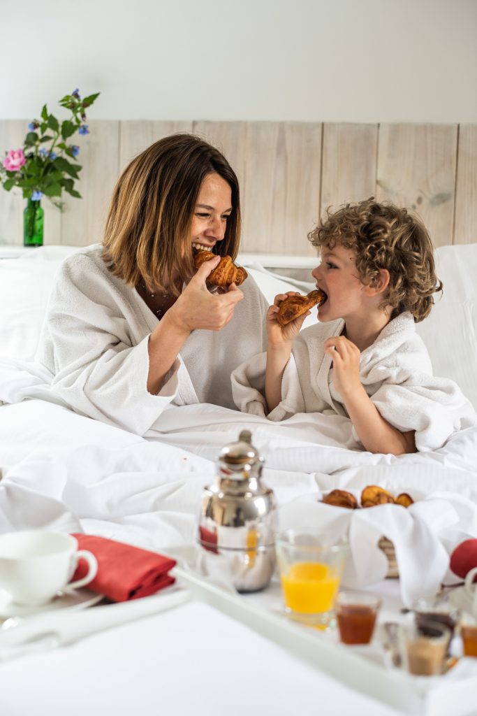 Les Prés d'Eugénie - relais & chateaux - kid friendly - petit déjeuner au lit - breakfast in bed