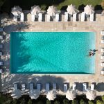 Vue aérienne de la piscine de Les Prés d’Eugénie, Relais & Châteaux dans les Landes