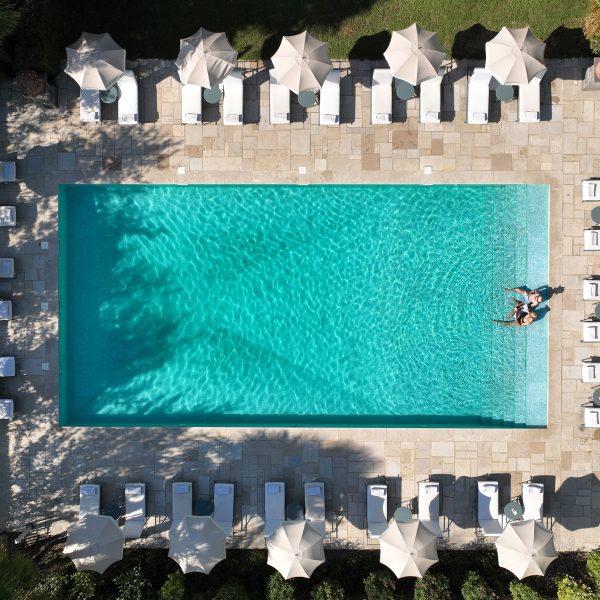Vue aérienne de la piscine de Les Prés d’Eugénie, Relais & Châteaux dans les Landes