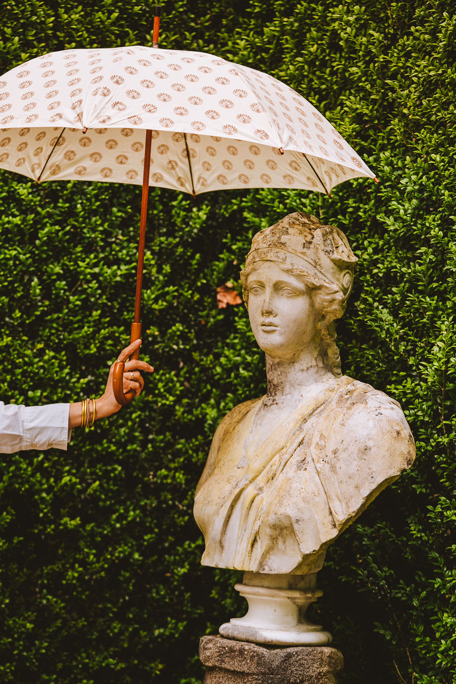 Les-prés-d'Eugénie-allée_parapluie_joann-pai